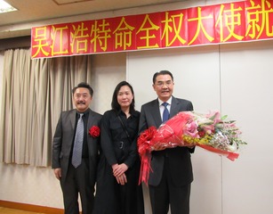 (写真)呉大使と陳隆進会長、副会長