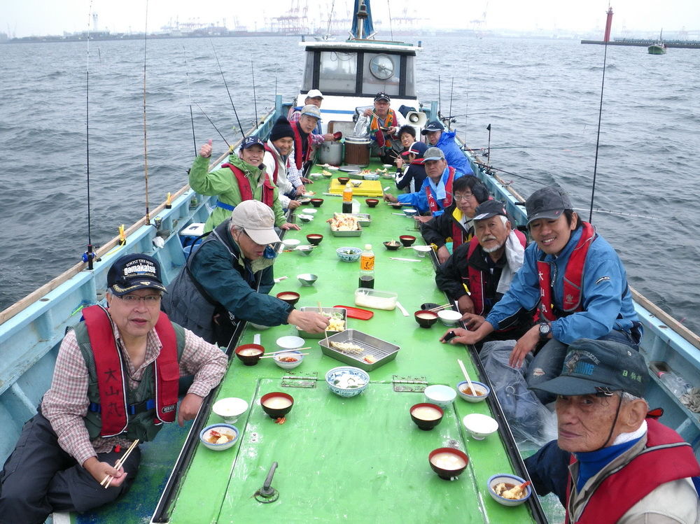 華僑釣りクラブ日本の友人誘い 本牧沖でイシモチ釣り 華僑報 東京華僑総会