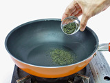 フライパンを使った煎茶の消臭方法1