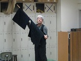暖簾をしまう堀部さん