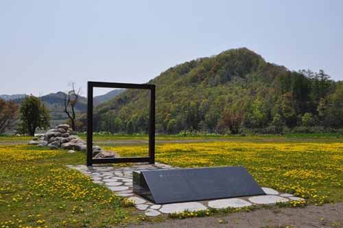 吉野記念碑とたんぽぽ3