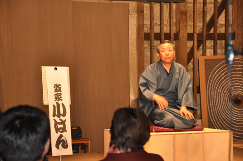 盗家小はん高座中