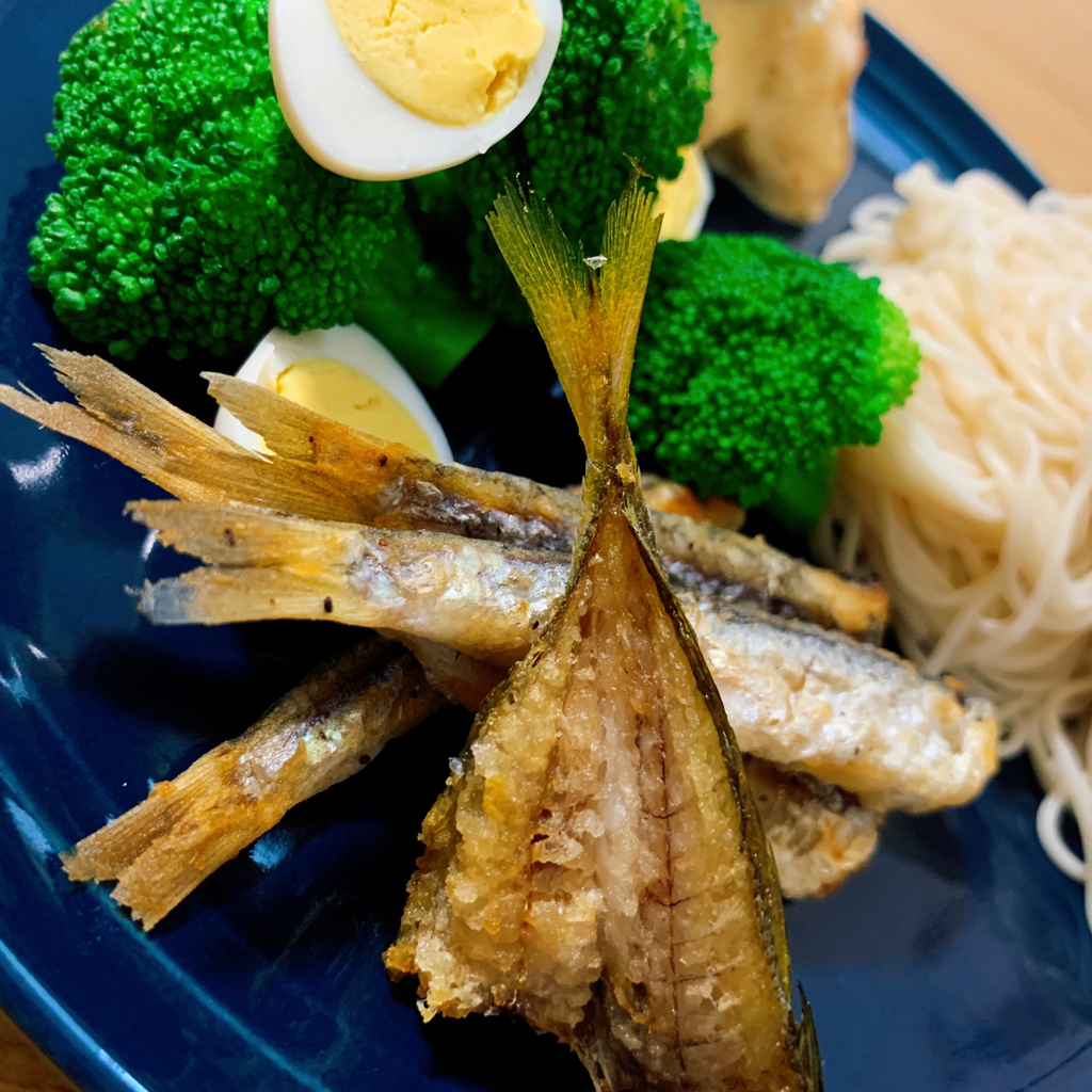すずめ食堂4 いわしの唐揚げと豆あじの素揚げ Craft工房teddyの野遊び キャンプ のすすめ すずめ食堂4 いわしの唐揚げと豆あじの素揚げ Craft工房teddyの野遊び キャンプ のすすめ