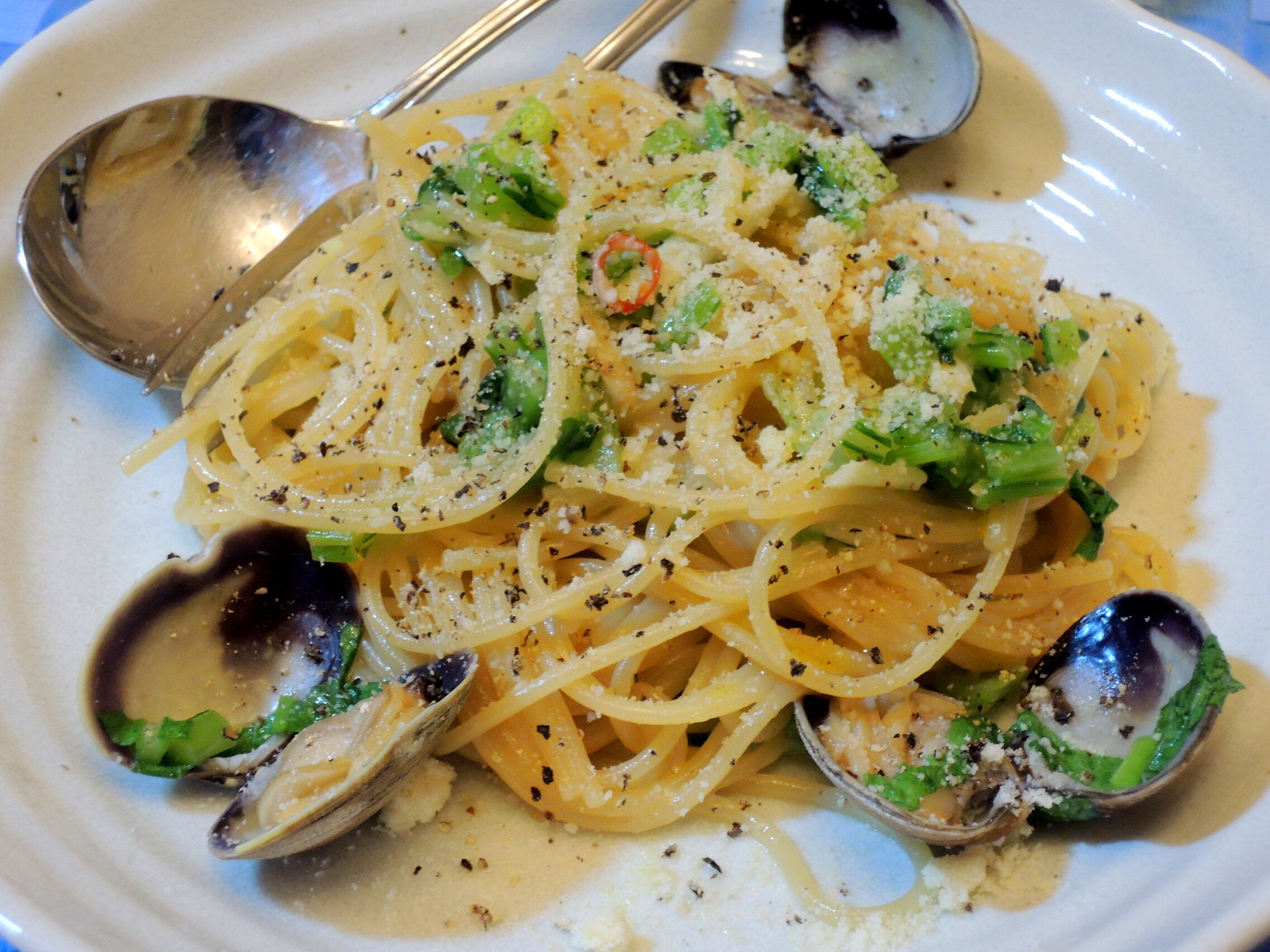 北海道産の大きなアサリを使って アサリと蕪のワイン蒸しとアサリのパスタ 今夜も 家飲み居酒屋 北海道産の大きなアサリを使って アサリと蕪のワイン蒸しとアサリのパスタ 今夜も 家飲み居酒屋
