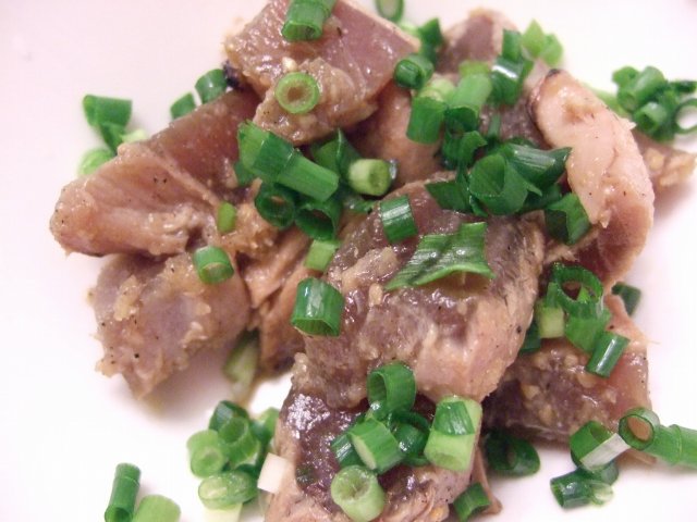 居酒屋メニュー カツオのたたき韓国風 と イワシとチーズトマト味 今夜も 家飲み居酒屋