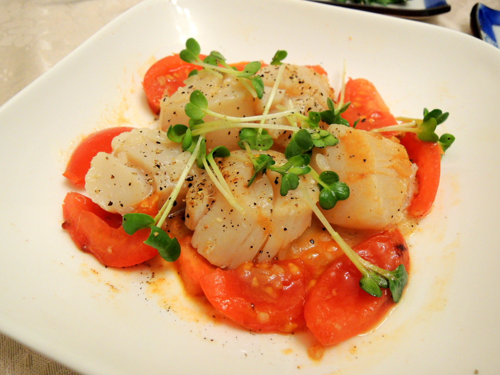 寒い日はやっぱり鍋 ですが ホタテとトマトの塩麹バターソテーで 今夜も 家飲み居酒屋