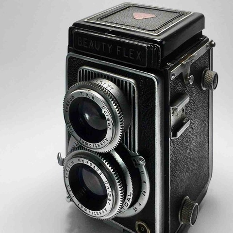 整備済・完動品】二眼レフカメラ BEAUTYFLEX です。