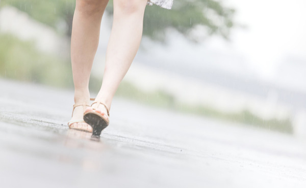 女性の水虫と年収の関係性が判明 20代の水虫経験者と未経験者の年収差はなんと!!