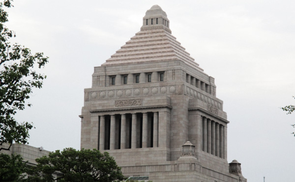 政府、消費税引き下げ見送り 新型コロナ経済対策で現金給付へ 「1人当たり10万円必要」の声も