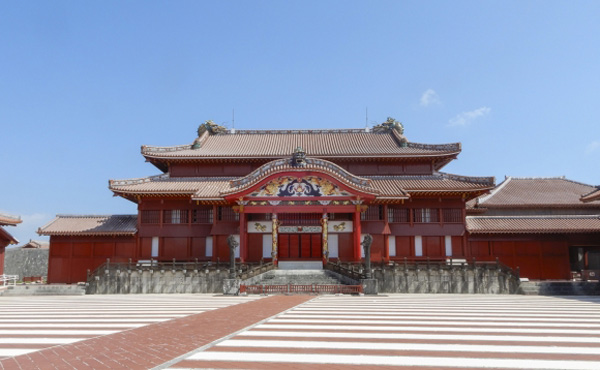 世界遺産・首里城で火災 正殿、北殿、南殿が全焼