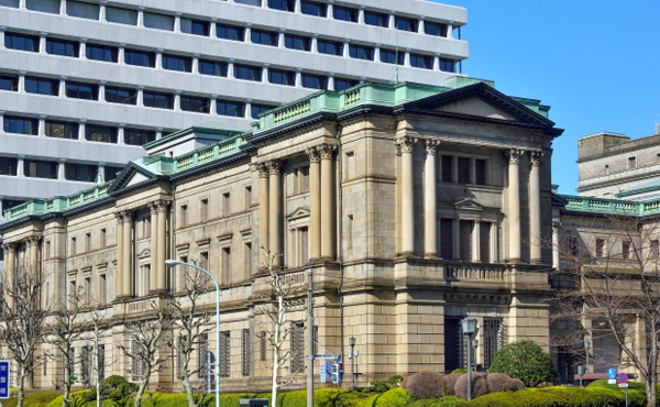 日銀さん「原因は不明だが、この４年間で食料品にしか国民がお金を使わなくなっている。」