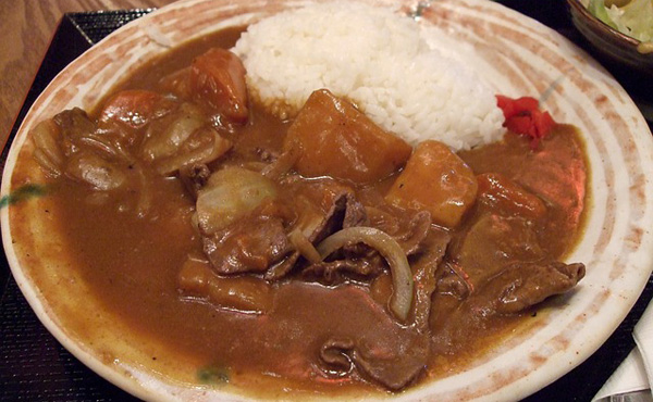 カレー屋のカレー1杯→750円。レトルトカレー1パック→68円・・・🤔