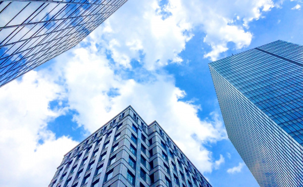 大企業の本社ビルとか見ると悲しくなってこない?