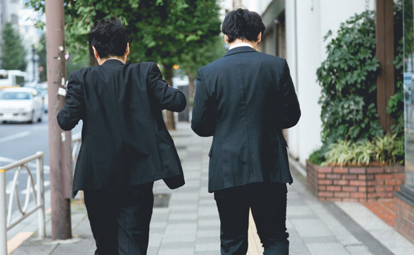 同僚「ハリアー買ったわ!」俺「へー」同僚「お前の車軽だっけ?ちゃんとした車のほうがいいぞ!!」