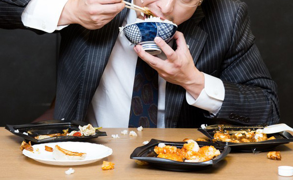 ワイ、低収入のやつほど食事のマナーが悪いことに気付く