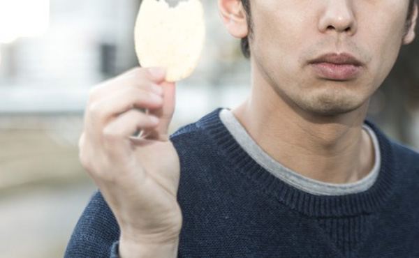 本当に景気がよかったらポテチの値段据え置きで量減らしたりしないよな…