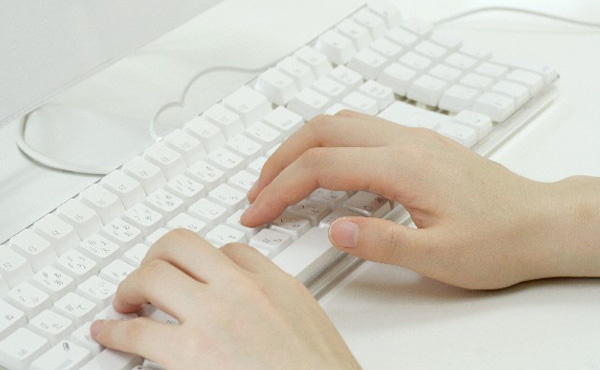 企業研究中ワイ、「〇〇会社」で検索っと。カタカタカタ