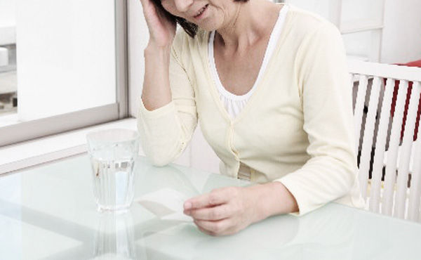 50代のパートで働く女性、月収9万円「投資で2000万の損がでています、老後に向けてどう対処すれば…」