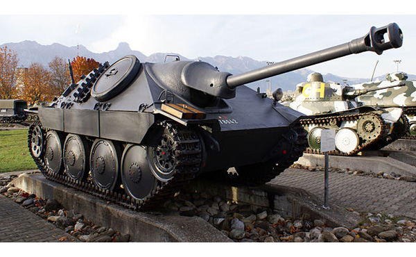 戦車って100メートルくらい走っただけで10万円分のガソリンを消費するってまじ?