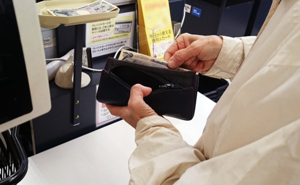 ワイコンビニ店員、電子マネーに1000円チャージして買い物する客に驚愕