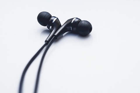 earphones-ga0a9fb26f_640