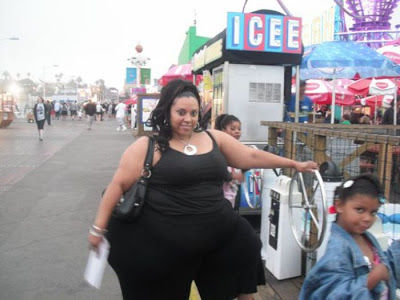 women_has_worlds_widest_hips09