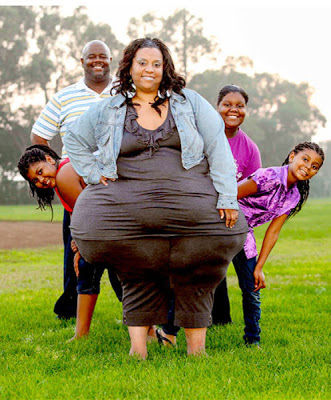 women_has_worlds_widest_hips06
