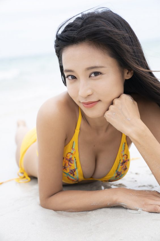 小島瑠璃子 魔性のニット胸技 机に置かれた巨乳の破壊力に騒然ｗ なんか不自然 詰めてる の声も Gossip