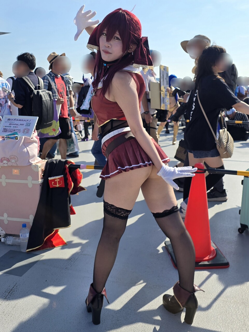 【画像】コスプレイヤーさん、ローアングル撮影カメコにブチギレwwwwwwwwww1k