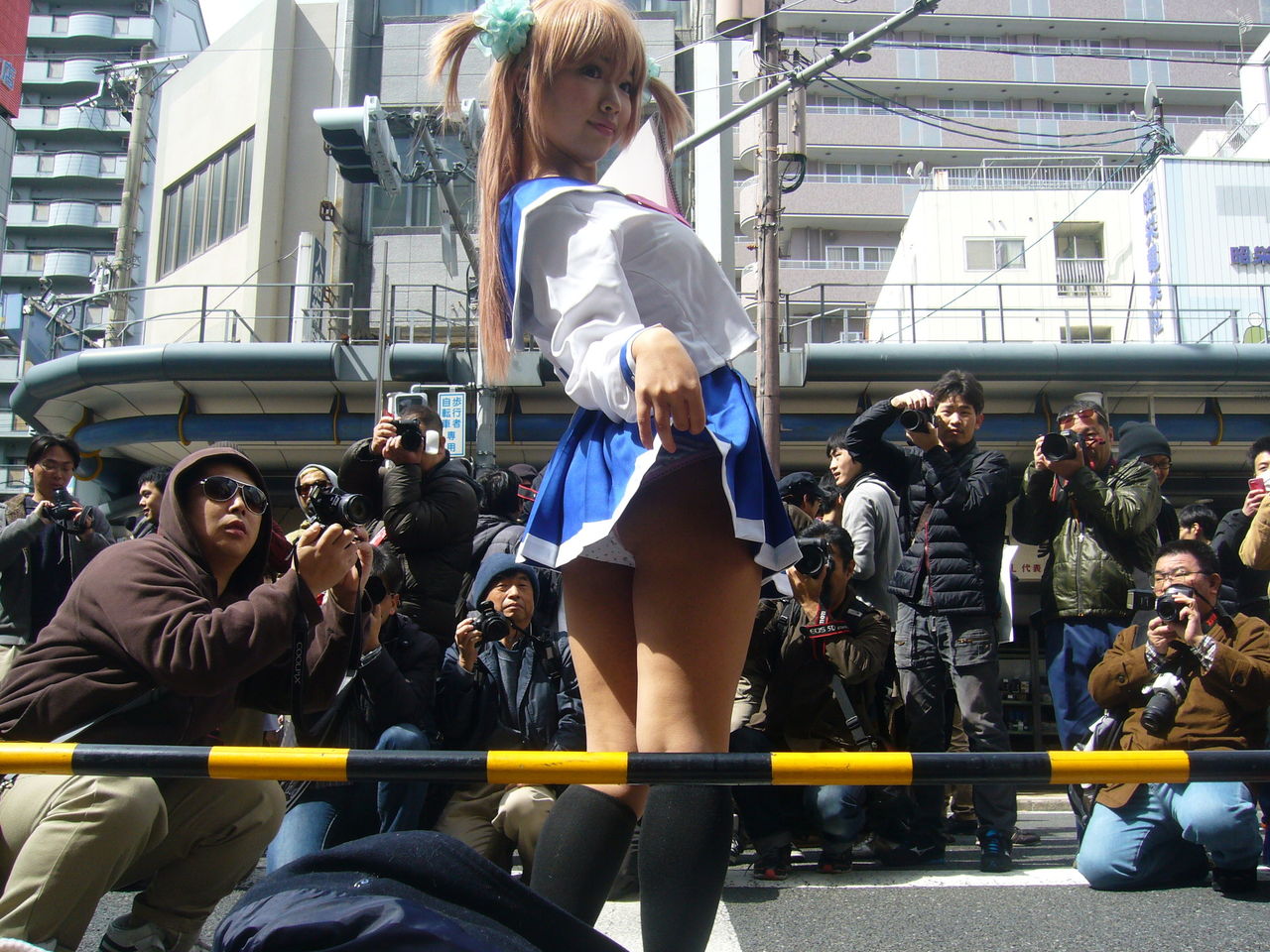 【画像】コスプレイヤーさん、ローアングル撮影カメコにブチギレｗｗｗｗｗｗｗｗｗｗe97