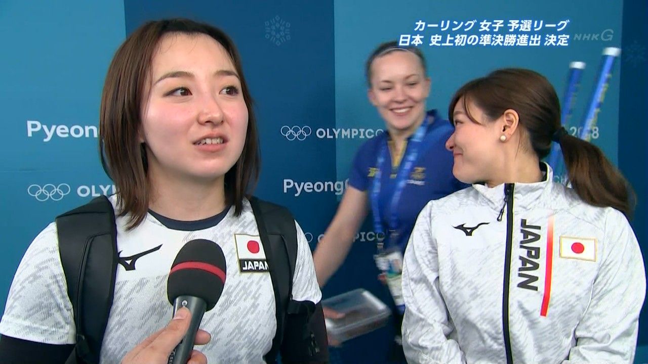 悲報 カーリング女子の日本代表 インタビュー中にスウェーデン代表とイチャついてしまう 気になる芸能まとめ