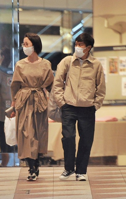 画像16枚 宮沢りえ 森田剛夫妻 オシャレな服を着てラブラブ買い物デート 気になる芸能まとめ 画像16枚 宮沢りえ 森田剛夫妻 オシャレな服を着てラブラブ買い物デート 気になる芸能まとめ