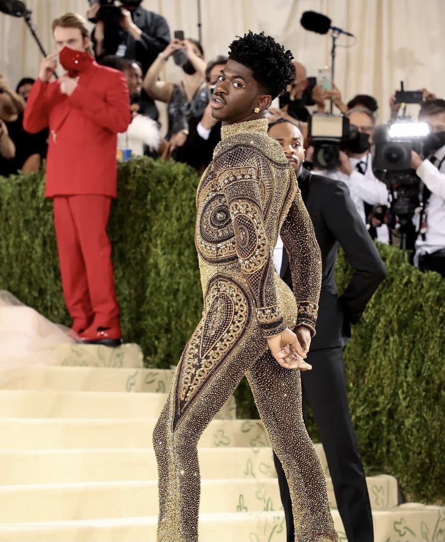 画像 海外の有名ラッパー Fate の ギルガメッシュ から影響を受け 本物の黄金の甲冑 をイベントで披露 ろいアンテナ