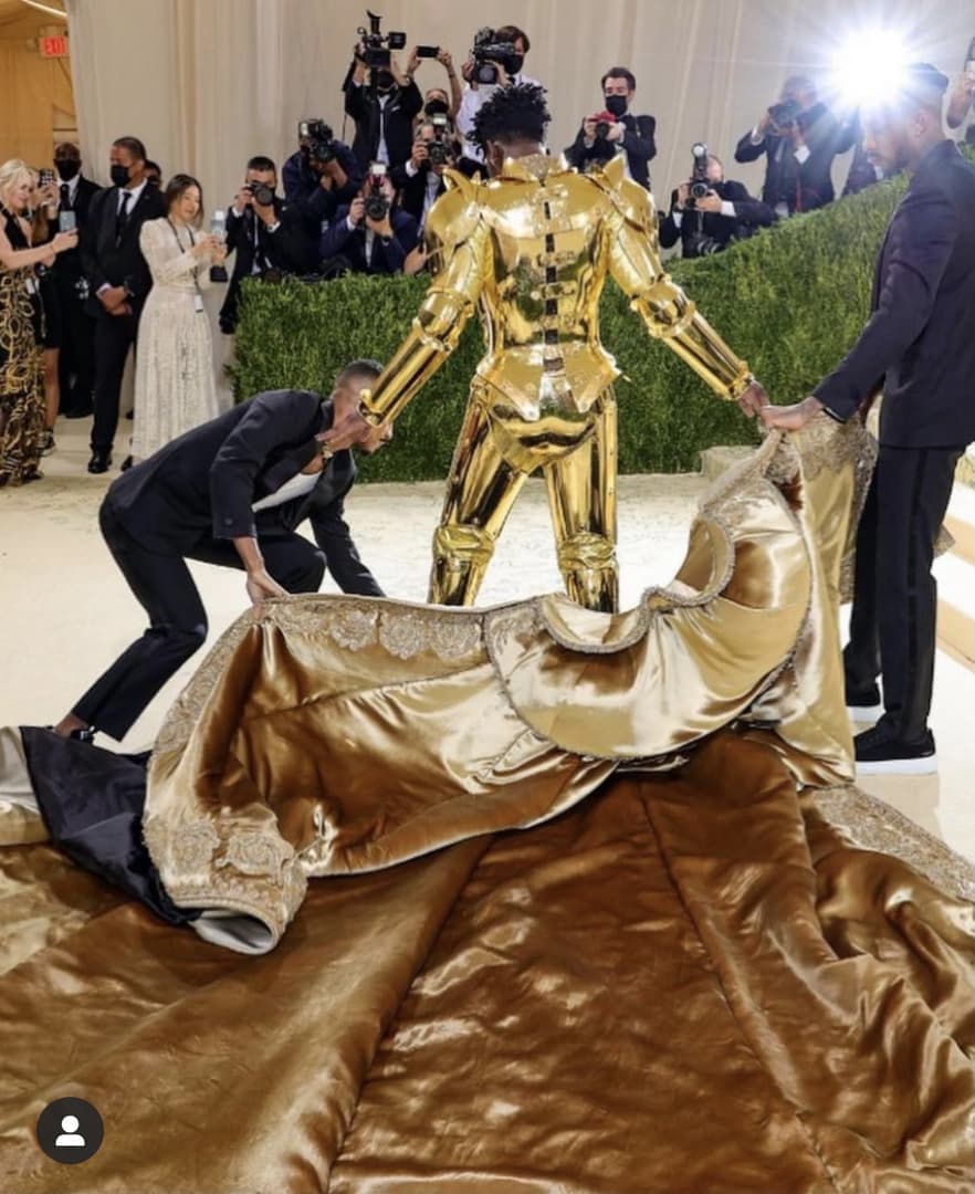 画像 海外の有名ラッパー Fate の ギルガメッシュ から影響を受け 本物の黄金の甲冑 をイベントで披露 ろいアンテナ