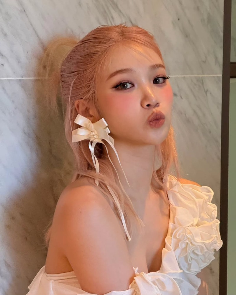 口をすぼめた顔(キス顔)09