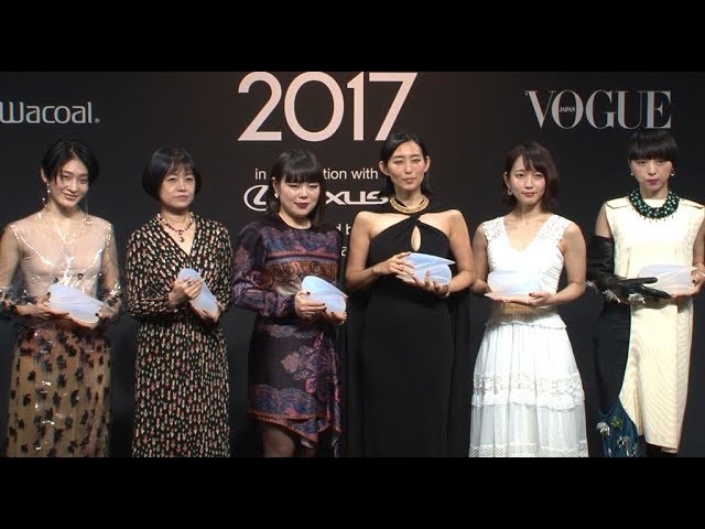 感涙 吉岡里穂が美しい ｖｏｇｕｅ 受賞に 涙が出る ブルゾンちえみ 女に生まれてよかった 気になる芸能まとめ
