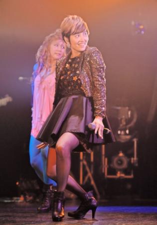 【画像】荻野目洋子(50)、35周年ライブで膝上15cmミニスカ披露!コメント
