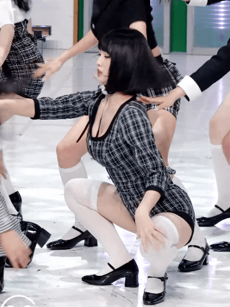 Gif Twiceのモモさん エチエチな太ももを晒しながらセクシーダンスを披露 気になる芸能まとめ Gif Twiceのモモさん エチエチな太ももを晒しながらセクシーダンスを披露 気になる芸能まとめ