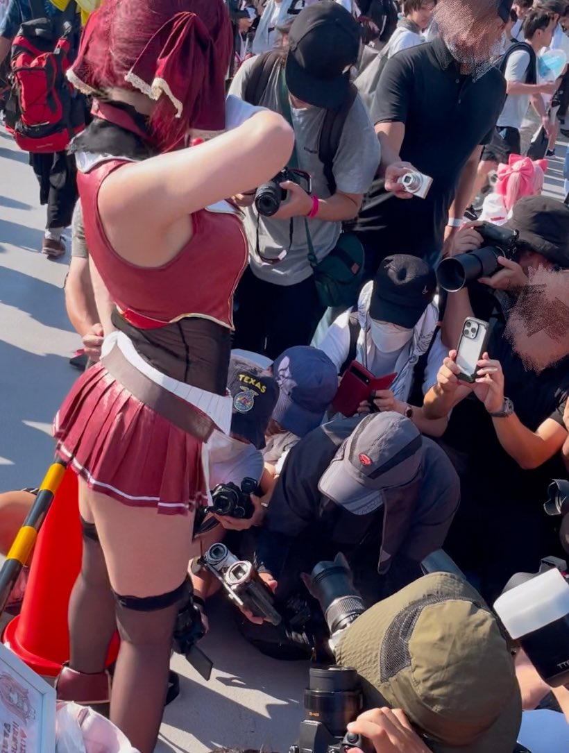 【画像】コスプレイヤーさん、ローアングル撮影カメコにブチギレwwwwwwwwwwk