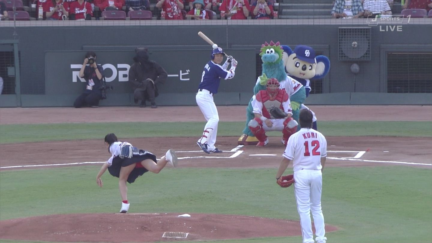 画像 Akbさん マツダスタジアム始球式で豪快カープ色パンチラを披露 気になる芸能まとめ 画像 Akbさん マツダスタジアム始球式で豪快カープ色パンチラを披露 気になる芸能まとめ