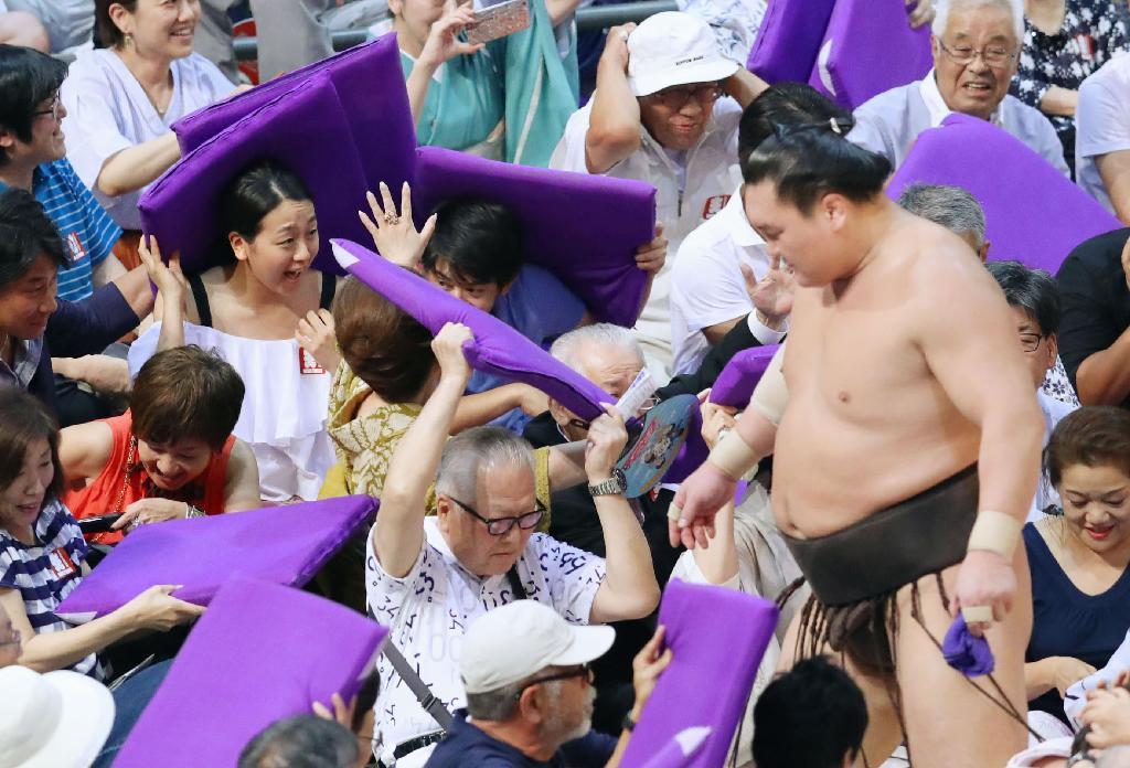 画像 浅田真央 ハプニング 大相撲で座布団が直撃ｗｗｗ小塚崇彦氏と名古屋場所を観戦 気になる芸能まとめ