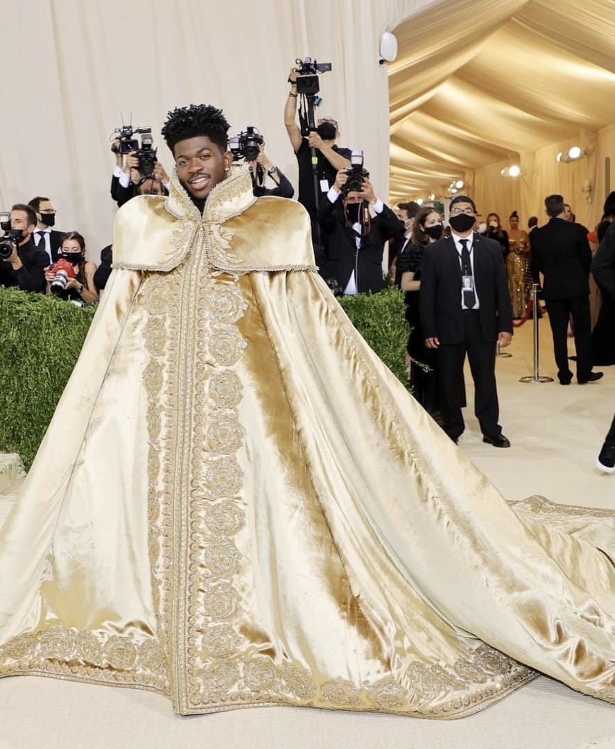 画像 海外の有名ラッパー Fate の ギルガメッシュ から影響を受け 本物の黄金の甲冑 をイベントで披露 ろいアンテナ