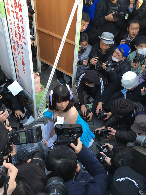 【画像】コスプレイヤーさん、ローアングル撮影カメコにブチギレｗｗｗｗｗｗｗｗｗｗbe