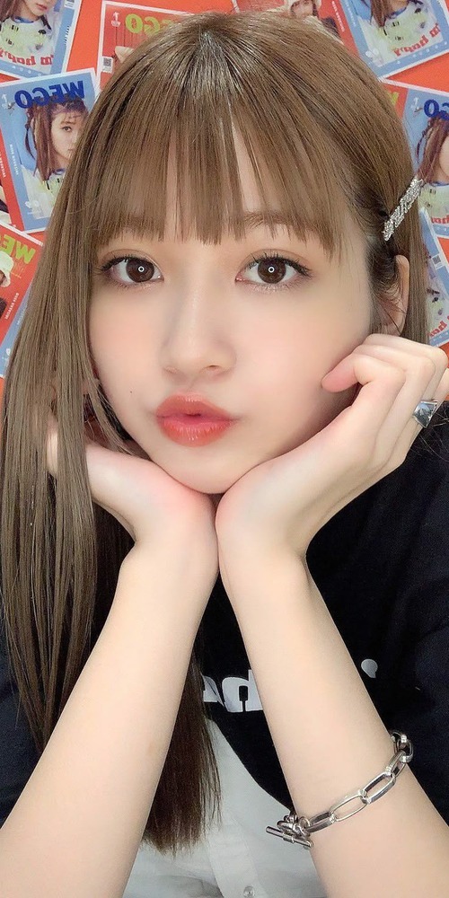 口をすぼめた顔(キス顔)01