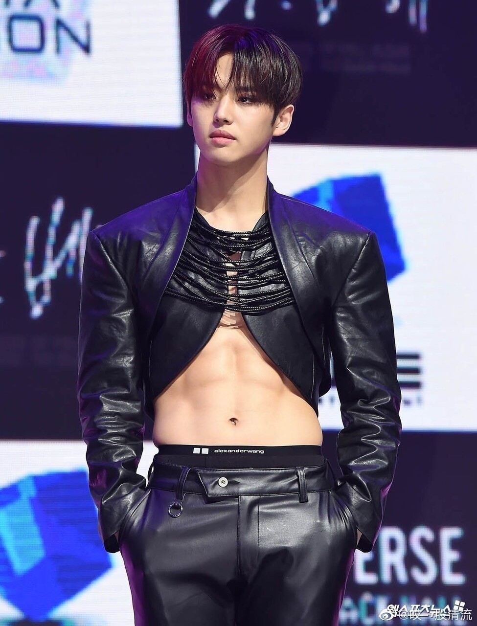 悲報 韓国男性アイドルさん 格ゲーkofみたいな衣装を着て似合ってしまうwxwxxwxw 画像