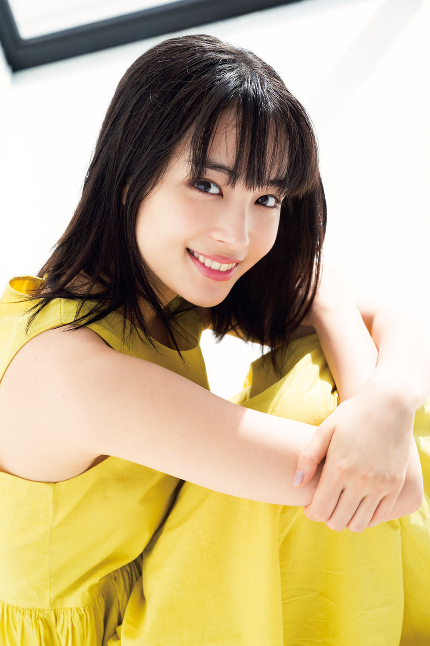 画像8枚 マガジンのグラビアをする広瀬すず 国民的女優 がちょっぴり大人へ 気になる芸能まとめ 画像8枚 マガジンのグラビアをする広瀬すず 国民的女優 がちょっぴり大人へ 気になる芸能まとめ