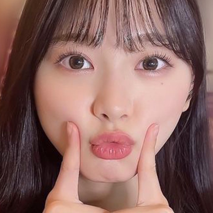 口をすぼめた顔(キス顔)03