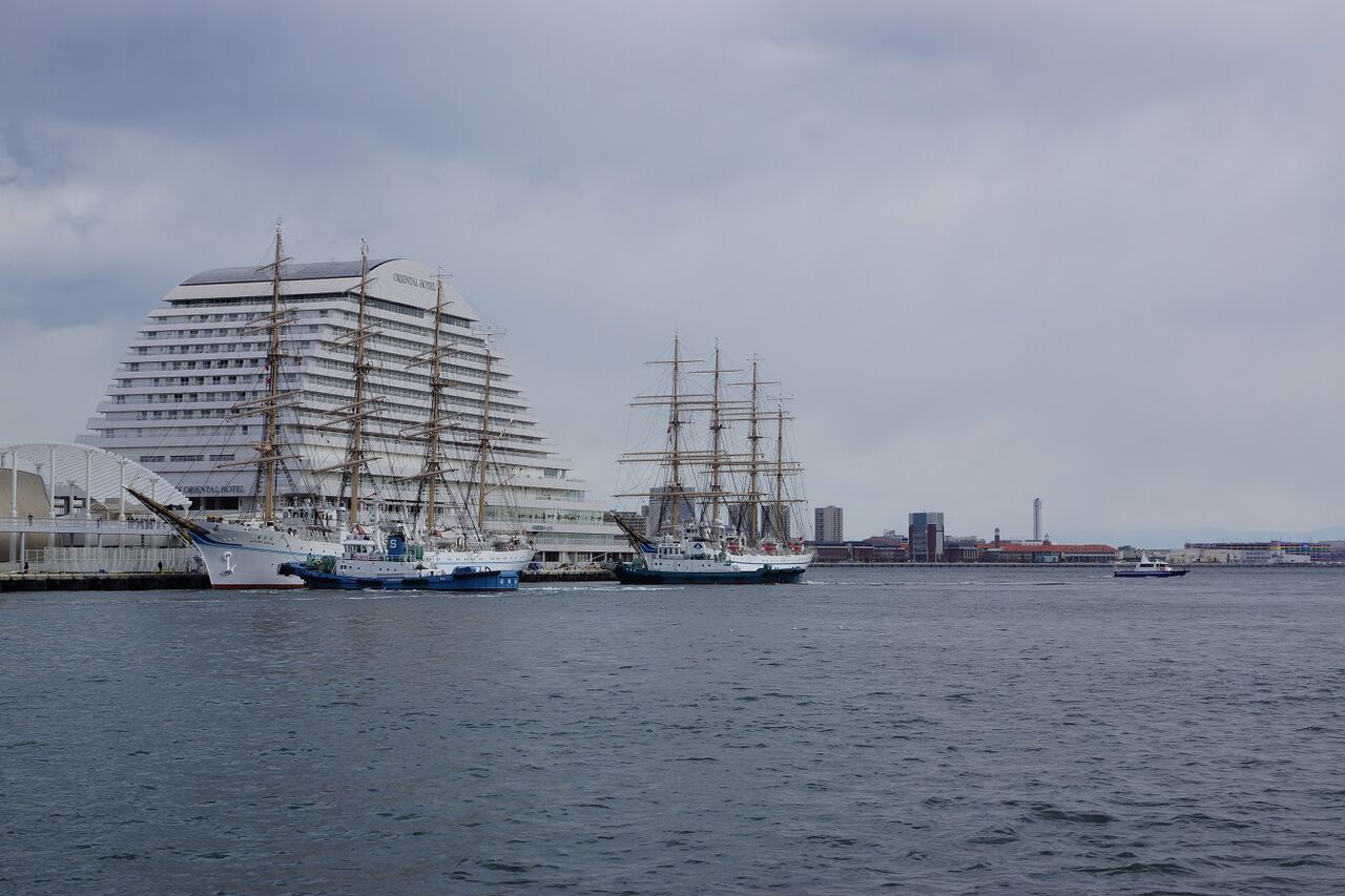 海王丸がお先に出港 船と花と風景と