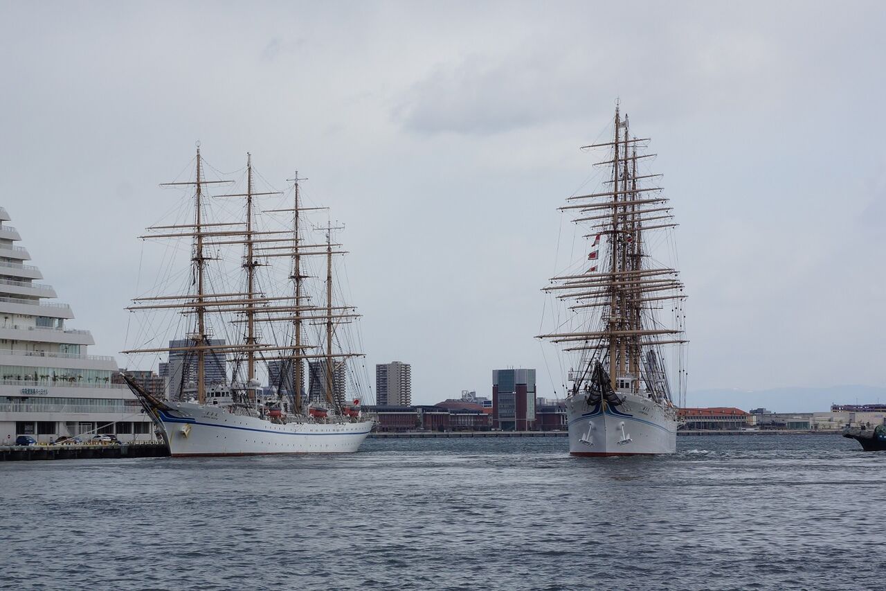 海王丸がお先に出港 船と花と風景と
