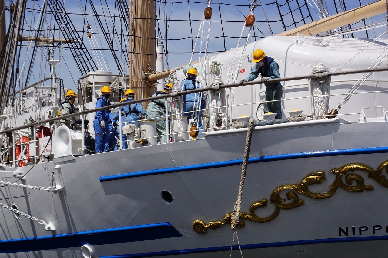 日本丸 大阪港を寂しく 出港 船と花と風景と
